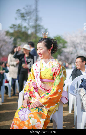 La fleur de cerisier du Japon 27 La Reine est représentée au cours de la Cherry Blossom Festival à la Tortue Chef Park à Wuxi city, Jiangsu province de Chine orientale, Banque D'Images