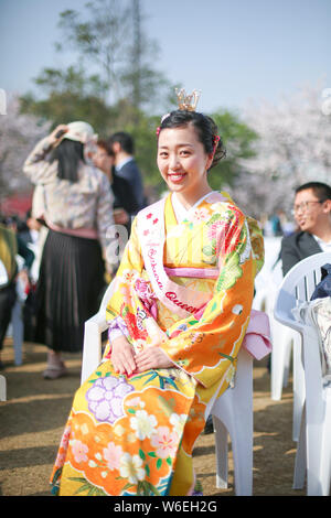 La fleur de cerisier du Japon 27 La Reine est représentée au cours de la Cherry Blossom Festival à la Tortue Chef Park à Wuxi city, Jiangsu province de Chine orientale, Banque D'Images