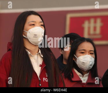 --FILE--touristes portant des masques contre la pollution de l'visiter la Place Tian'anmen dans le smog lourde à Beijing, Chine, 21 novembre 2017. Beijing rel Banque D'Images