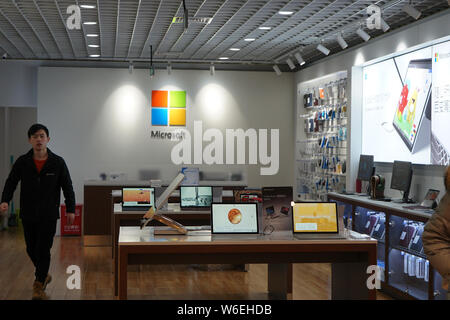 --FILE--clients sont vus dans un magasin de Microsoft à Shanghai, Chine, le 2 mars 2018. Multinationale américaine leader technologique Microsoft a déclaré mardi (13 mars 2 Banque D'Images