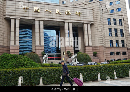 --FILE--un piéton passe devant le siège de Shanghai de la Banque populaire de Chine (PBOC), la banque centrale de Chine, au quartier financier de Lujiazui Distri Banque D'Images