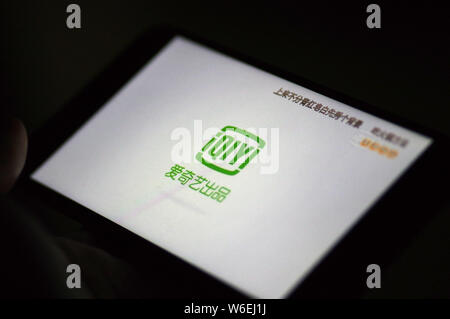 --FILE--Un homme utilise l'app d'iQiyi site de vidéo en ligne chinois sur sa tablette PC en Jinan City, Shandong province de Chine orientale, le 28 février 2018. C Banque D'Images
