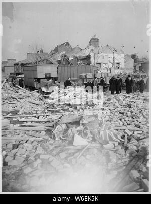 Un drapeau britannique se trouve parmi les décombres des maisons écrasées par la Camberwell Road Rocket explosion. V-bombe dommage, Londres, ca. 1944. ; notes générales : utilisation de la guerre et des conflits Nombre 1324 lors de la commande d'une reproduction ou demande d'informations sur cette image. Banque D'Images