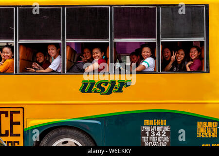 Heureux jeunes Philippins sur un Bus, Cebu City, Cebu, Philippines Banque D'Images