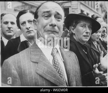 Un Français pleure comme les soldats allemands dans la capitale Française, Paris, le 14 juin 1940, après les armées alliées avaient été repoussés dans toute la France. ; Un Français pleure comme drapeaux historiques des régiments français sont exhibés dans les rues de Marseille en février 1941, d'être chargés sur les navires, et envoyé à l'Algérie pour plus de sécurité. Ils avaient été enlevés de Paris avant l'arrivée des Allemands, et avait été remis aux forces du Général Maxime Weygand. Après la guerre, l'homme sur la photo a été identifié comme M. Jerôme Barzetti.[1] L'image est tirée d'une séquence de film, dont une partie a été utilisée plus tard dans Banque D'Images