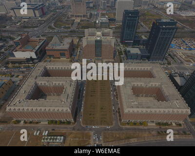 Vue aérienne de deux bâtiments symétriques avec la forme du chiffre arabe 6 ville de Zhengzhou, province du Henan en Chine centrale, le 21 mars 2018. Banque D'Images