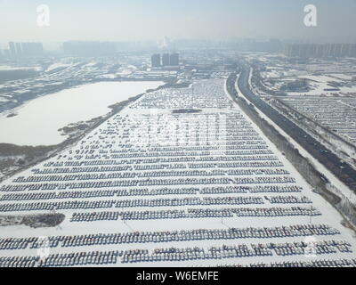 Vue aérienne de nouveau General Motors voitures couvertes de neige de l'alignement dans un parking à Shenyang city, Liaoning Province du nord-est de la Chine, 8 M Banque D'Images