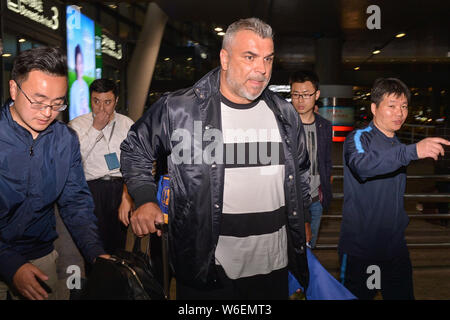 Romanian ancien joueur de Aurelian Cosmin Olaroiu, nouvel entraîneur-chef de Jiang Suning, est accueilli par des fans chinois comme il arrive à la Banque D'Images