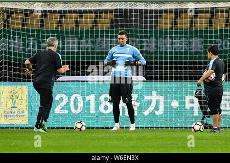 Fernando Muslera de l'Uruguay l'équipe de football nationale prend part à une session de formation avant la demi-finale contre la République tchèque au cours de la 2018 Banque D'Images