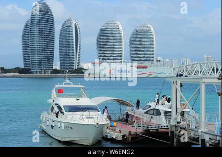 --FILE--yachts à quai à un port dans la ville de Sanya, province de Hainan en Chine du sud, le 6 janvier 2018. Chine du sud de l'île de Sanya, la ville vise à Beco Banque D'Images