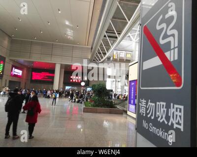 --FILE--Vue de d'interdiction de fumer dans les espaces publics de Shanghai, Chine, le 4 mars 2017. Les autorités de Shanghai ont lancé un projet pilote de prolongation Banque D'Images