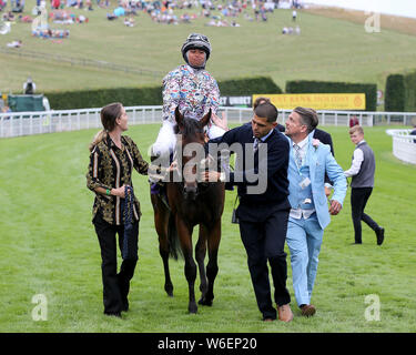 Khadijah Mellah après avoir remporté la Coupe du Magnolia sur Haverland durant la troisième journée du Festival Goodwood Qatar à Goodwood Hippodrome, Chichester. Banque D'Images