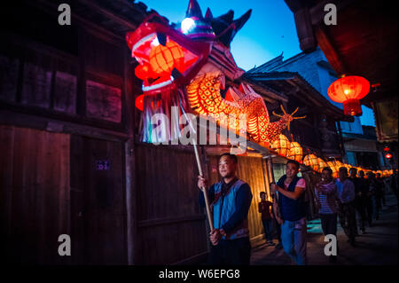 Les artistes interprètes ou exécutants effectuer la danse du dragon en vue de la prochaine fête des Lanternes, également connu sous le nom de Xiao Yuan Yuan Xiao Jie ou Festival, dans le comté de Changting, sud Banque D'Images