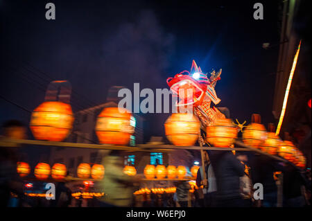 Les artistes interprètes ou exécutants effectuer la danse du dragon en vue de la prochaine fête des Lanternes, également connu sous le nom de Xiao Yuan Yuan Xiao Jie ou Festival, dans le comté de Changting, sud Banque D'Images