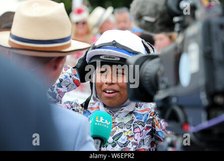 Khadijah Mellah après avoir remporté la Coupe du Magnolia sur Haverland durant la troisième journée du Festival Goodwood Qatar à Goodwood Hippodrome, Chichester. Banque D'Images