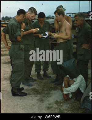 Un Viet Cong suspect, capturés au cours d'une attaque contre un avant-poste américain près de la frontière cambodgienne au Vietnam du Sud, n'est interrogé. Banque D'Images