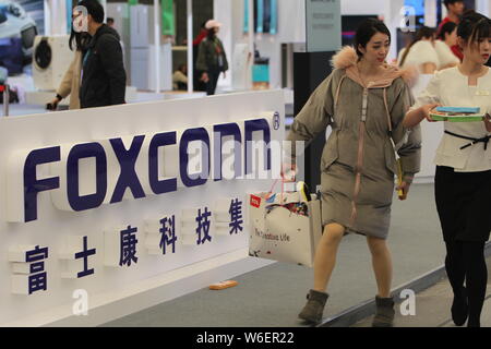 --FILE--visiteurs passent devant le stand de Foxconn lors d'une exposition à Shanghai, Chine, 11 mars 2018. Tech Foxconn géant le mardi (20 mars 2018 Banque D'Images