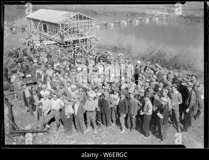 Un groupe montrant certains des hommes travaillant au site du barrage de Norris. À l'arrière peuvent être vus l'entrepôt en construction et la fondation des lits pour le pont sur la rivière Clinch. Banque D'Images