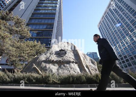 --FILE--un piéton passe devant le siège de l'Asian Infrastructure Investment Bank (AIIB) à Beijing, Chine, 11 décembre 2017. L'Asian Banque D'Images