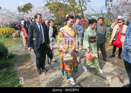 La fleur de cerisier du Japon 27 La Reine est représentée au cours de la Cherry Blossom Festival à la Tortue Chef Park à Wuxi city, Jiangsu province de Chine orientale, Banque D'Images