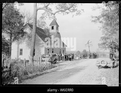 Une petite église de campagne, les objets tranchants, près de l'Église Station M.E. Loyston, Tennessee. Congrégation de quitter à la fin de ce service. Cette église sera submergée par les eaux du réservoir du barrage Norris. Banque D'Images