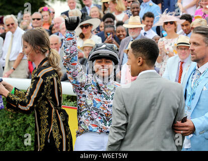 Khadijah Mellah après avoir remporté la Coupe du Magnolia sur Haverland durant la troisième journée du Festival Goodwood Qatar à Goodwood Hippodrome, Chichester. Banque D'Images