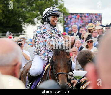 Khadijah Mellah après avoir remporté la Coupe du Magnolia sur Haverland durant la troisième journée du Festival Goodwood Qatar à Goodwood Hippodrome, Chichester. Banque D'Images