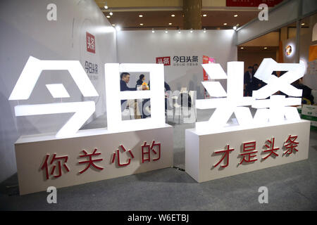 --FILE--Vue sur le stand de la plate-forme de contenus médias sociaux chinois Toutiao.com lors d'une exposition à Beijing, Chine, 25 janvier 2018. La société Banque D'Images