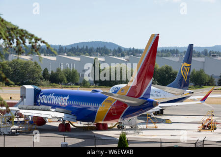 Deux avions 737 à la masse MAX pour Southwest Airlines et Ryanair stationné à Renton Field à Renton, Washington, le 31 juillet 2019. Dans la distance est l'usine de montage de Renton bâtiment où le P-8 Poseidon est produite. Banque D'Images