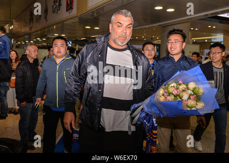 Romanian ancien joueur de Aurelian Cosmin Olaroiu, nouvel entraîneur-chef de Jiang Suning, est accueilli par des fans chinois comme il arrive à la Banque D'Images