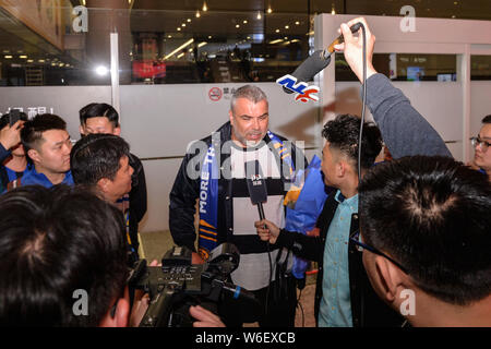 Romanian ancien joueur de Aurelian Cosmin Olaroiu, nouvel entraîneur-chef de Jiang Suning, est accueilli par des fans chinois comme il arrive à la Banque D'Images