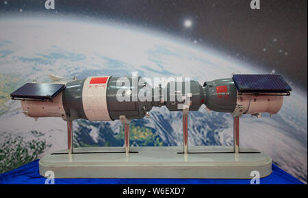 --FILE--un modèle de l'Tiangong-1 module de l'espace est à l'écran lors d'une exposition dans la ville de Shenzhen, province du Guangdong en Chine du Sud, 1 novembre 2016. Banque D'Images