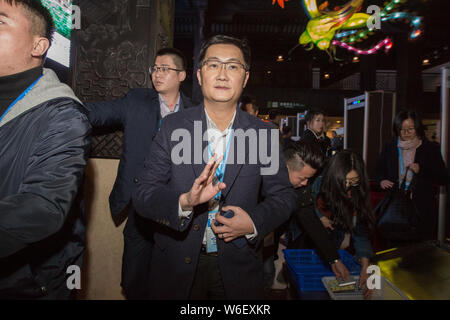 --FILE--Pony Huateng Ma, président-directeur général de Tencent Holdings Ltd., arrive pour la 4e Conférence Internet (WIC), également connu sous le nom de Sommet, Wuzhen Banque D'Images