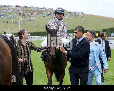 Khadijah Mellah après avoir remporté la Coupe du Magnolia sur Haverland durant la troisième journée du Festival Goodwood Qatar à Goodwood Hippodrome, Chichester. Banque D'Images