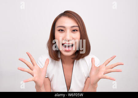 Asian woman touching her face au sentiment de surprise, de joie et de bonheur Banque D'Images