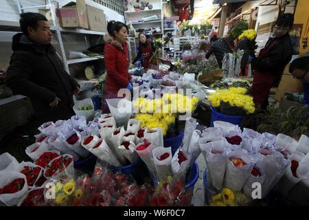 Les clients de sexe féminin pour la boutique fleurs à un marché aux fleurs sur la Journée internationale des femmes à Beijing, la Chine de l'est de la province de Jiangsu, 8 mars 2018. Chin Banque D'Images