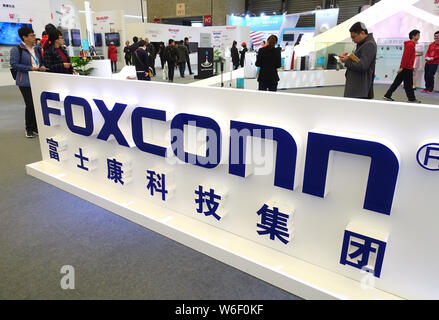 --FILE--personnes visitent le stand de Foxconn lors d'une exposition à Shanghai, Chine, le 10 mars 2018. Tech Foxconn géant le mardi (20 mars 2018) Anno Banque D'Images