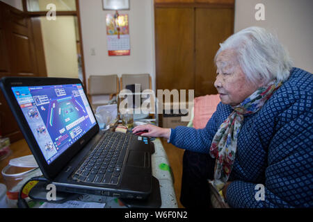 --FILE--une femme âgée utilise son ordinateur portable pour jouer mahjong en ligne à la ville de Hangzhou, Zhejiang Province de Chine orientale, 6 janvier 2017. Un Banque D'Images