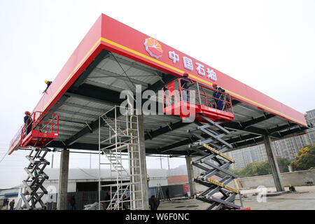 --FILE--du travail des travailleurs chinois sur le site de construction d'une station d'essence de la CNPC (China National Petroleum Corporation), la société mère de PetroChina, Banque D'Images