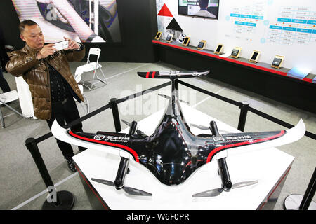 --FILE--un visiteur prend des photos d'un drone pour la livraison de colis sur l'affichage sur le stand de SF Express lors d'une exposition dans la ville de Nantong, à l'est Chin Banque D'Images