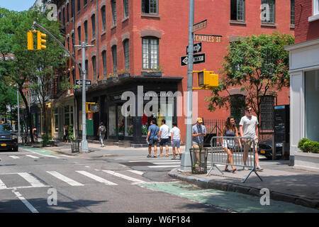 Greenwich Village New York, vue en été des gens qui traversent l'intersection de Bleeker Street et Charles Street, Greenwich Village, New York City. Banque D'Images