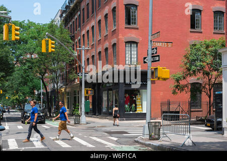 Bleeker Street NYC, vue en été des personnes traversant Bleeker Street dans le West (Greenwich) Village, New York City, États-Unis Banque D'Images