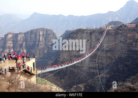 La foule de touristes à marcher sur le pont de verre la plus longue du monde dans la zone panoramique de Hongyagu dans le comté de Pingshan, Shijiazhuang, Chine du nord, Hebei du pro Banque D'Images