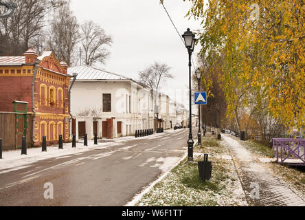 Maisons anciennes à la rue soviétique dans Plyos. Oblast d'Ivanovo. La Russie Banque D'Images