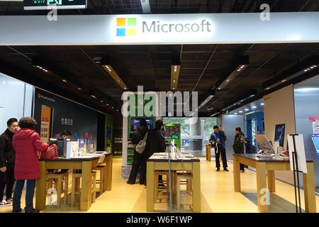 --FILE--clients sont vus dans un magasin de Microsoft à Shanghai, Chine, le 26 janvier 2018. Multinationale américaine leader technologique Microsoft a déclaré mardi (13 Marc Banque D'Images