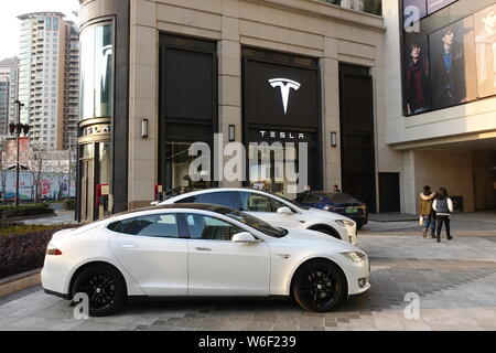 --FILE--piétons passent devant un magasin de concession Tesla à Shanghai, Chine, 16 janvier 2018. Le PDG de Tesla Elon Musk Inc. a critiqué la Chine's hi Banque D'Images