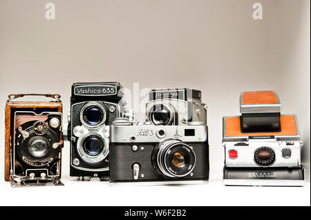 Divers appareil photo vintage sur l'affichage Banque D'Images