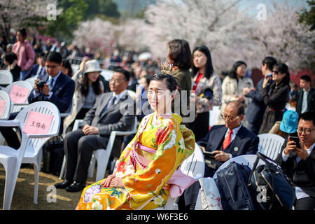 La fleur de cerisier du Japon 27 La Reine est représentée au cours de la Cherry Blossom Festival à la Tortue Chef Park à Wuxi city, Jiangsu province de Chine orientale, Banque D'Images