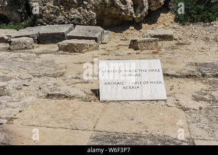 Heraion site archéologique, un sanctuaire de la déesse Héra à Perachora, Loutraki, Grèce. Traduction : 'Temple de Héra Acraia archaïque' Banque D'Images