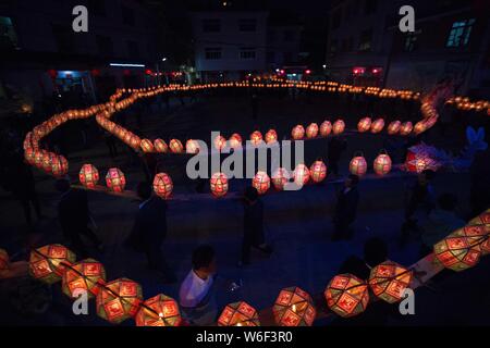 Les artistes interprètes ou exécutants effectuer la danse du dragon en vue de la prochaine fête des Lanternes, également connu sous le nom de Xiao Yuan Yuan Xiao Jie ou Festival, dans le comté de Changting, sud Banque D'Images